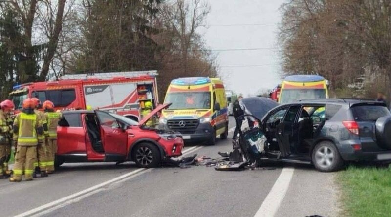 Czołowe zderzenie w Grabownicy Starzeńskiej. Cztery osoby ranne, interweniował śmigłowiec LPR