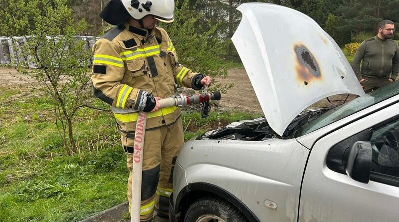 Pożar auta w Dydni. Płomienie tuż przy zabudowaniach, szybka akcja służb