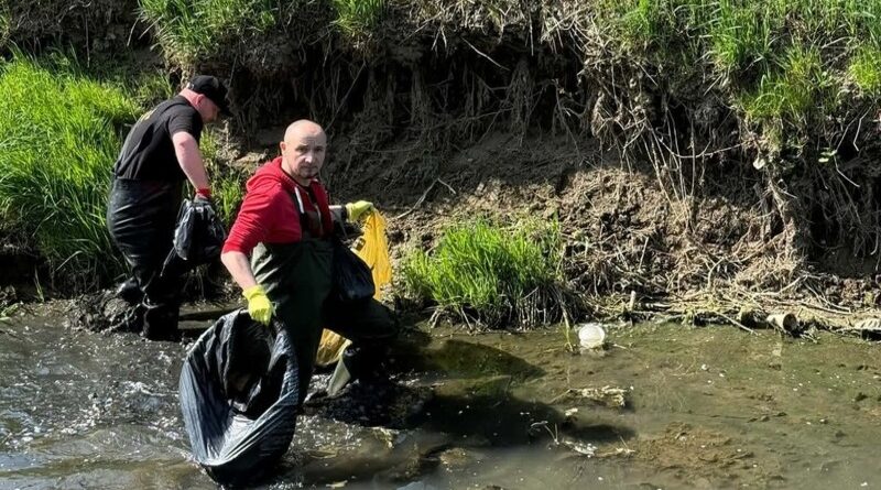 35 worków śmieci i 15 opon. OSP Stara Wieś w akcji „Czysta Rzeka”