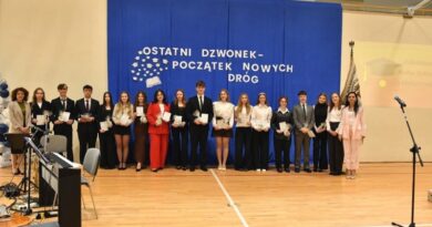 Pożegnanie maturzystów I LO w Brzozowie. Wzruszająca gala „Kaziki” i ostatni szkolny dzwonek