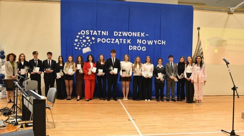 Pożegnanie maturzystów I LO w Brzozowie. Wzruszająca gala „Kaziki” i ostatni szkolny dzwonek