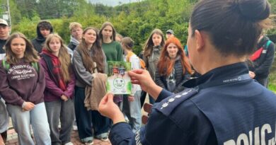 „Bezpieczny szlak” w Bieszczadach. Policjanci uczą młodzież, jak bezpiecznie wędrować po górach