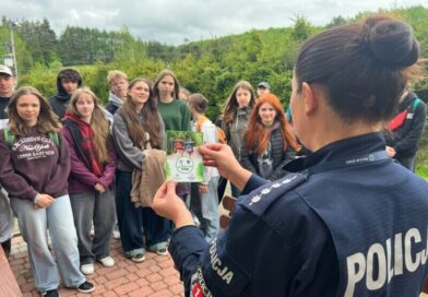„Bezpieczny szlak” w Bieszczadach. Policjanci uczą młodzież, jak bezpiecznie wędrować po górach
