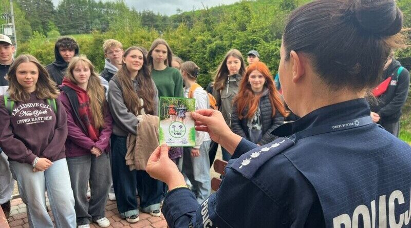„Bezpieczny szlak” w Bieszczadach. Policjanci uczą młodzież, jak bezpiecznie wędrować po górach