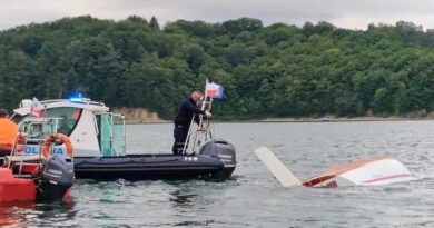 Silny wiatr wywrócił jacht na Solinie. Błyskawiczna akcja policji uratowała załogę