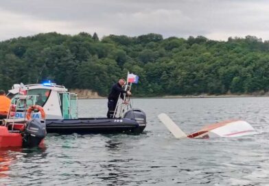 Silny wiatr wywrócił jacht na Solinie. Błyskawiczna akcja policji uratowała załogę