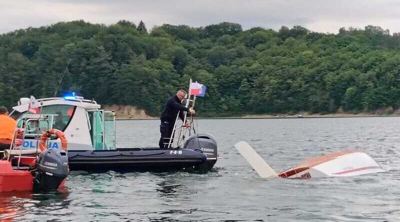 Silny wiatr wywrócił jacht na Solinie. Błyskawiczna akcja policji uratowała załogę