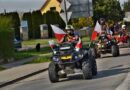 Biało-czerwony przejazd przez Pogórze. Motoryzacyjny hołd dla Dnia Flagi