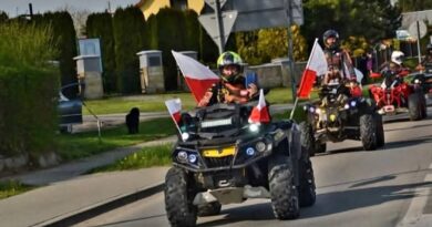 Biało-czerwony przejazd przez Pogórze. Motoryzacyjny hołd dla Dnia Flagi