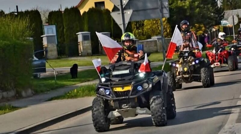 Biało-czerwony przejazd przez Pogórze. Motoryzacyjny hołd dla Dnia Flagi