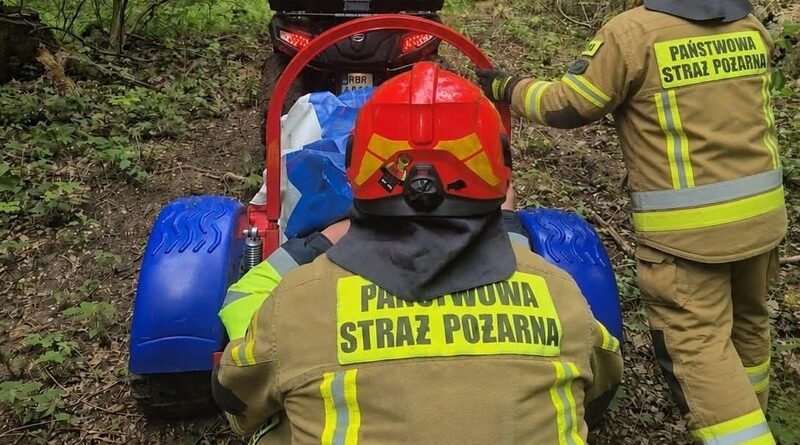 Poszkodowany w lesie. Strażacy z OSP Blizne ruszyli na pomoc quadem