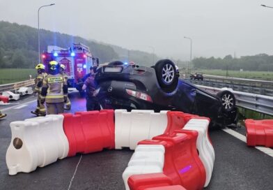 Dachowanie osobówki na S19 koło Dukli. Na miejscu służby ratunkowe