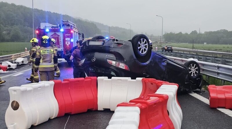 Dachowanie osobówki na S19 koło Dukli. Na miejscu służby ratunkowe