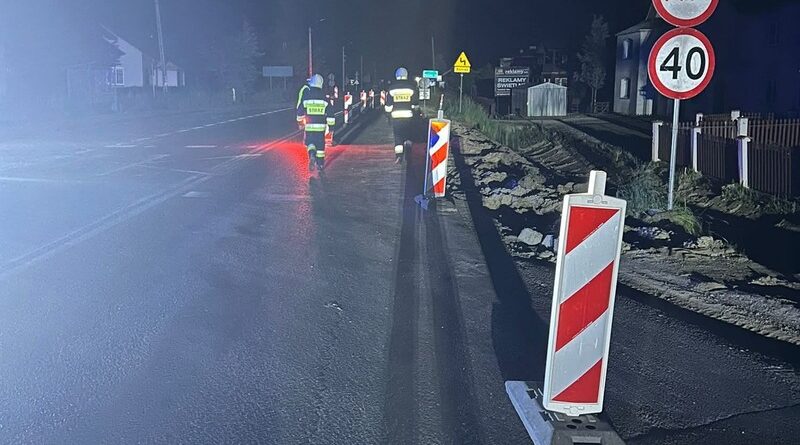 Strażacy i policja zadbali o bezpieczeństwo przy budowie ronda
