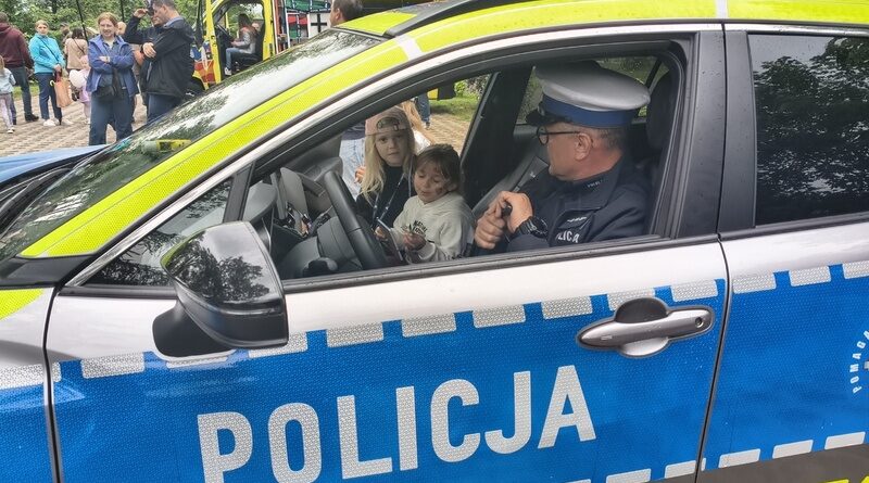 Brzozowscy policjanci promowali bezpieczeństwo podczas obchodów Dnia Dziecka
