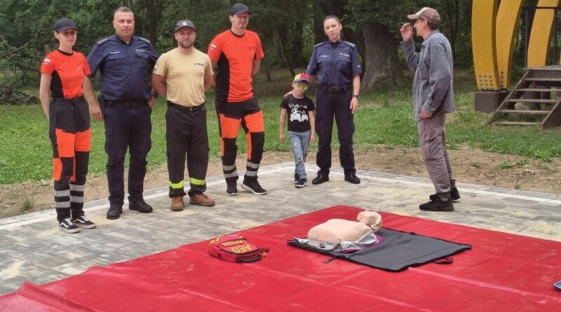 Razem dla bezpieczeństwa! Policjanci uczestniczyli w Krajowym Treningu Pierwszej Pomocy w powiecie brzozowskim