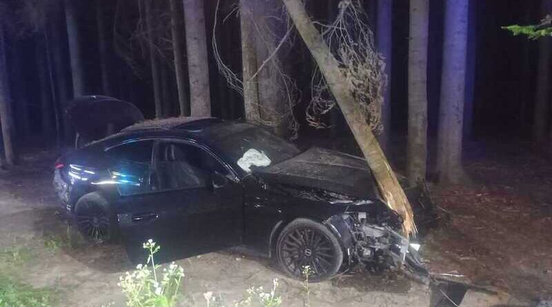Po wypadku zniknęli z miejsca zdarzenia. Policja ustaliła kierowcę Mercedesa