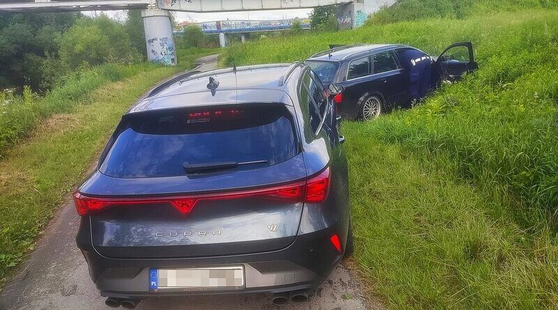 Pościg ulicami Jasła. Pasażer wyrzucał narkotyki z uciekającego Audi