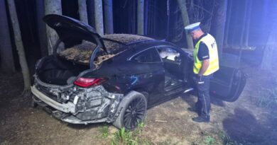 Nocny wypadek w Jasienicy Rosielnej. Kierowca i pasażer uciekli z miejsca zdarzenia