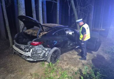 Nocny wypadek w Jasienicy Rosielnej. Kierowca i pasażer uciekli z miejsca zdarzenia