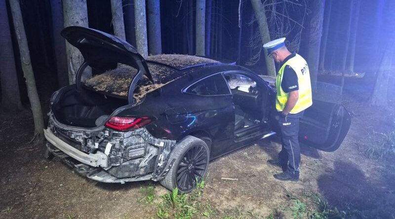 Nocny wypadek w Jasienicy Rosielnej. Kierowca i pasażer uciekli z miejsca zdarzenia