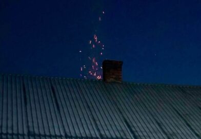 Pożar sadzy w Siedliskach. Ogień przeniósł się na konstrukcję budynku
