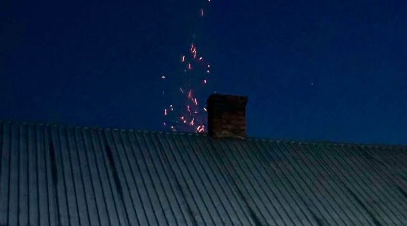 Pożar sadzy w Siedliskach. Ogień przeniósł się na konstrukcję budynku