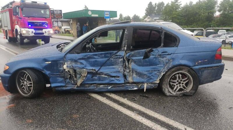 Zderzenie trzech pojazdów na DK28 w Iwoniczu. Kierowca BMW uciekł z miejsca zdarzenia