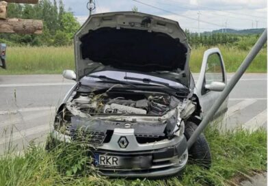 Bus i osobówka zderzyły się w Klimkówce