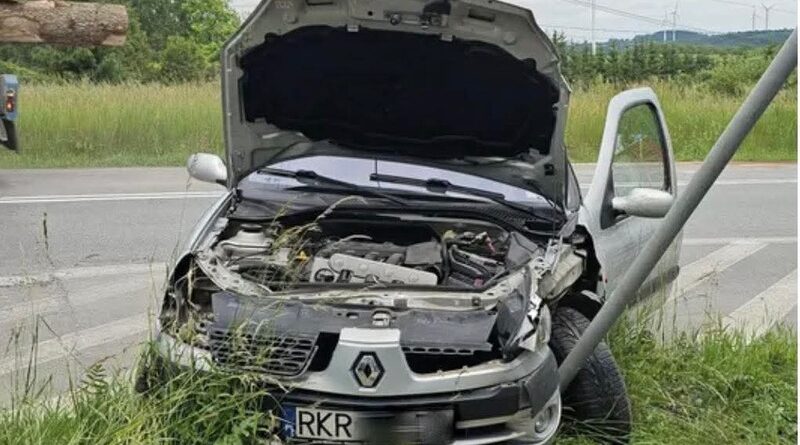 Bus i osobówka zderzyły się w Klimkówce