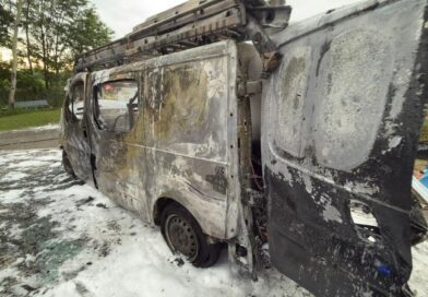 Nad ranem w Lutczy spłonęły dwa busy. Strażacy uratowali zagrożony budynek