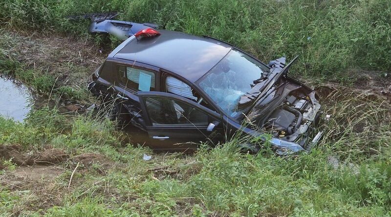 Groźny wypadek na ul. Długiej w Iwoniczu. Samochód zakończył jazdę w rzece Groźny wypadek na ul. Długiej w Iwoniczu. Samochód zakończył jazdę w rzece