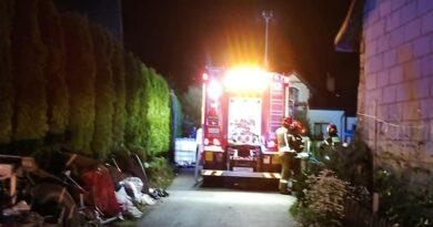 Nocny pożar budynku mieszkalnego w Starej Wsi. Szybka reakcja służb zapobiegła tragedii