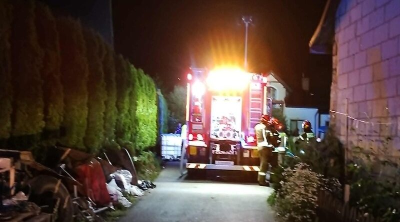 Nocny pożar budynku mieszkalnego w Starej Wsi. Szybka reakcja służb zapobiegła tragedii