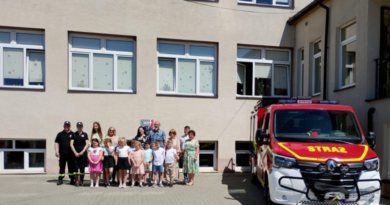 Jasienica Rosielna inwestuje w bezpieczeństwo i nowoczesną edukację. AED w szkole i nowe laptopy dla przedszkoli