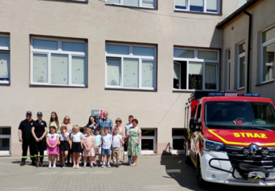 Jasienica Rosielna inwestuje w bezpieczeństwo i nowoczesną edukację. AED w szkole i nowe laptopy dla przedszkoli