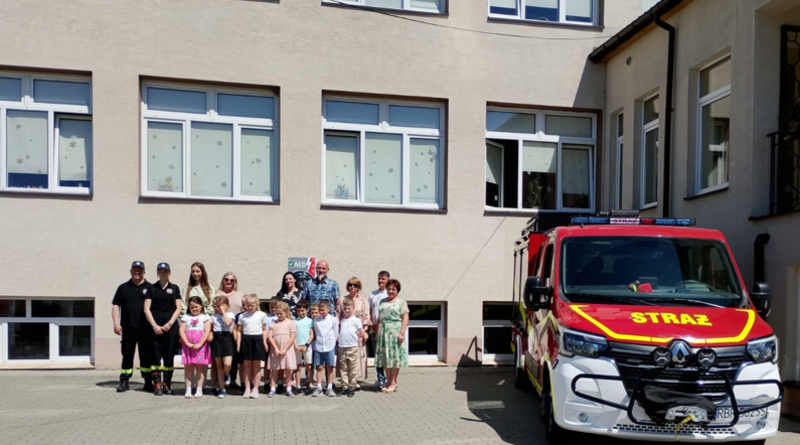 Jasienica Rosielna inwestuje w bezpieczeństwo i nowoczesną edukację. AED w szkole i nowe laptopy dla przedszkoli
