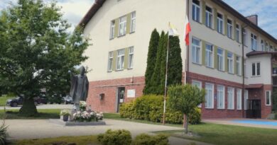 25 lat ze św. Janem Pawłem II. Szkoła w Warze świętowała wyjątkowy jubileusz