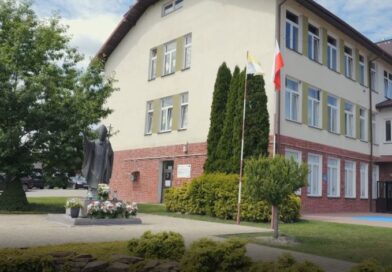 25 lat ze św. Janem Pawłem II. Szkoła w Warze świętowała wyjątkowy jubileusz