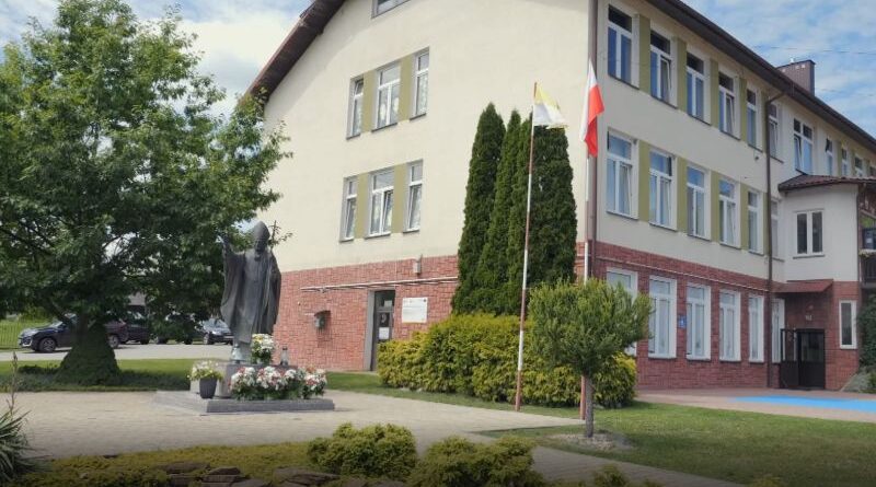 25 lat ze św. Janem Pawłem II. Szkoła w Warze świętowała wyjątkowy jubileusz