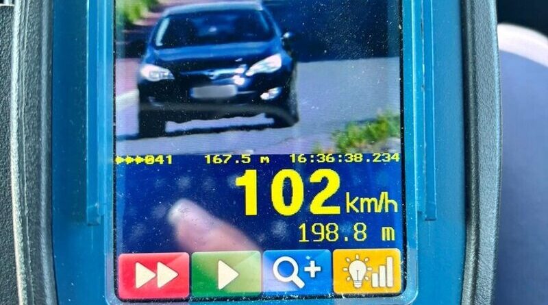 Jechał 102 km/h w terenie zabudowanym. Recydywista stracił prawo jazdy i dostał 3 tys. zł mandatu