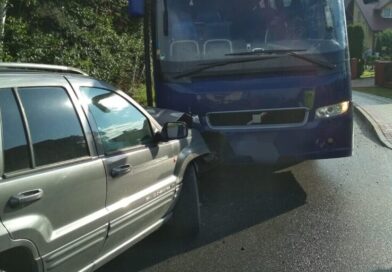 Kolizja w Izdebkach. Kierowca autobusu odpowie za zdarzenie, kierowca Jeepa za jazdę po alkoholu