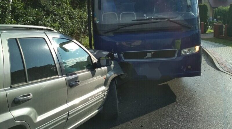 Kolizja w Izdebkach. Kierowca autobusu odpowie za zdarzenie, kierowca Jeepa za jazdę po alkoholu