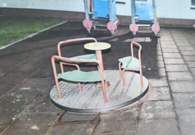 Rozpędzili karuzelę hulajnogami elektrycznymi. 11-latek z obrażeniami w szpitalu