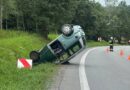 Dachowanie Microcara w Kołaczycach. Kierująca bez uprawnień, pojazd bez OC i badań Dachowanie Microcara w Kołaczycach. Kierująca bez uprawnień, pojazd bez OC i badań