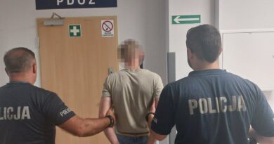 Miał cztery zakazy prowadzenia pojazdów. Został rozpoznany i zatrzymany przez policjanta