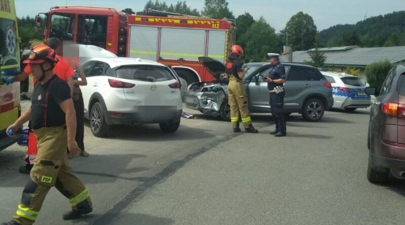 Kolizja na drodze gminnej w Hłudnie. Jedna osoba trafiła do szpitala