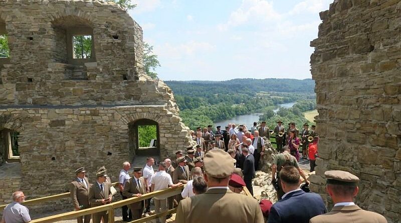 Sobień znów na turystycznej mapie Bieszczadów. Rok prac przywrócił zamek do życia Sobień znów na turystycznej mapie Bieszczadów. Rok prac przywrócił zamek do życia