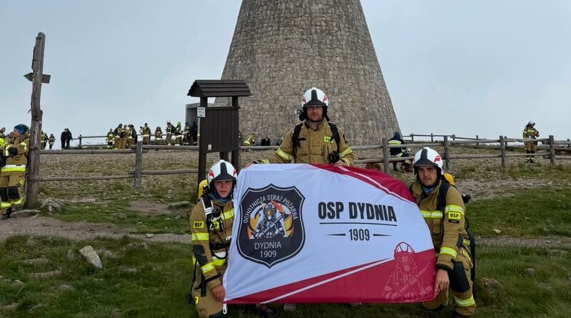 Strażacy z OSP KSRG Dydnia zdobyli Śnieżnik w pełnym umundurowaniu. Wspierają akcję DKMS