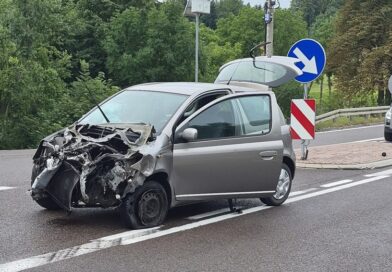 Zderzenie osobówki z dostawczakiem na DK19 w Jasienicy Rosielnej. Jedna osoba trafiła do szpitala Zderzenie osobówki z dostawczakiem na DK19 w Jasienicy Rosielnej. Jedna osoba trafiła do szpitala